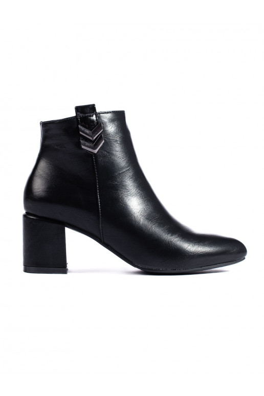 Zapatos elegantes con tacones en color negro.