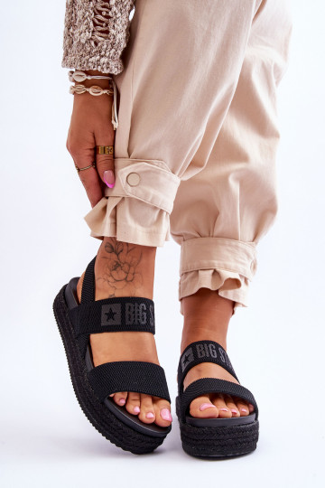 Sandalias negras del modelo...