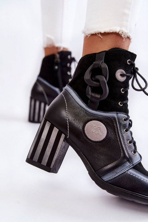 Botas de mujer de diseño exclusivo en color negro.