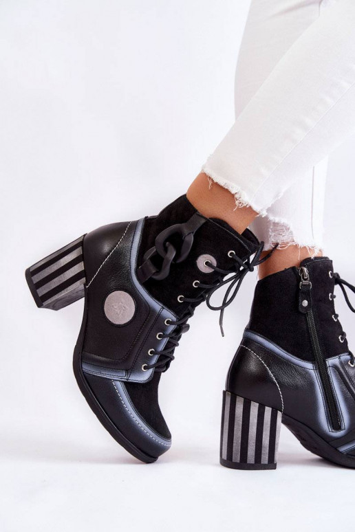 Botas de mujer de diseño exclusivo en color negro.