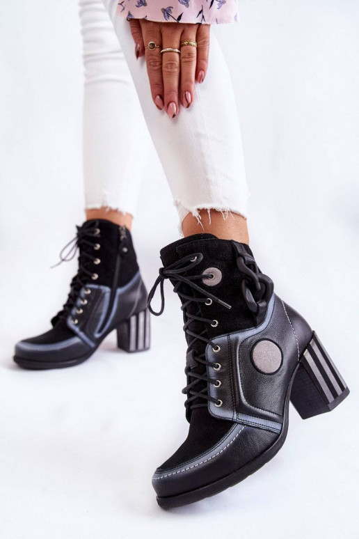 Botas de mujer de diseño exclusivo en color negro.
