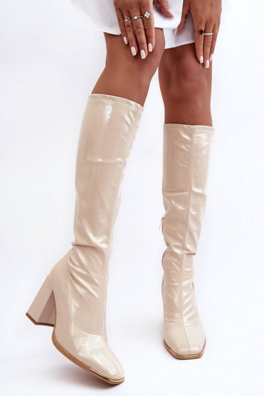 Zapatos de tacón lacados en color beige Mlokva