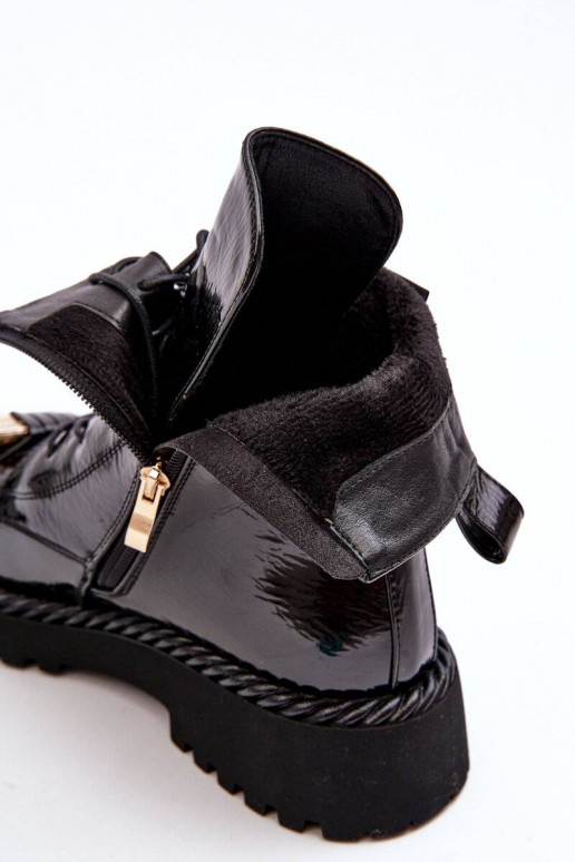 Botas lacadas con adornos en negro...