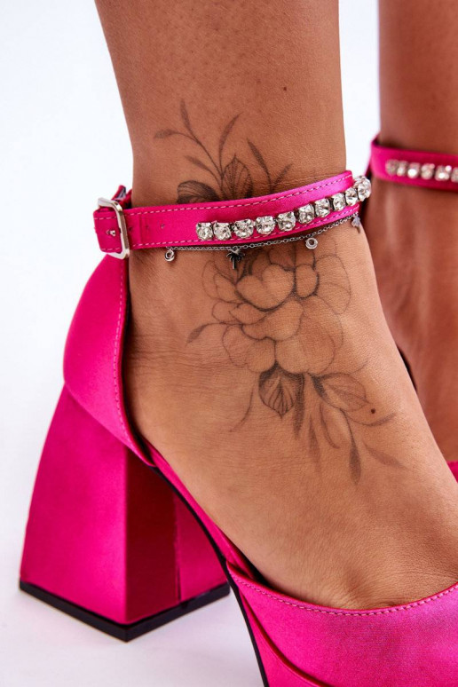 Zapatos de tacón ancho brillantes de... Zapatos de tacón ancho brillantes de...