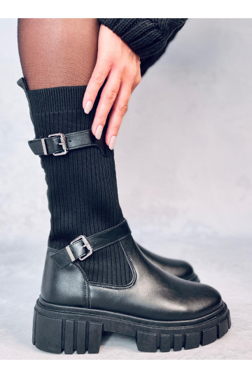 Botas largas en color negro...