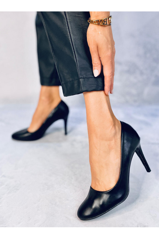 Zapatos clásicos en color negro LINDY BLACK