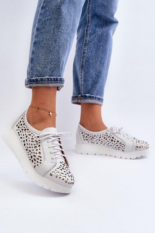 Zapatos con elementos calados en color gris Zazoo