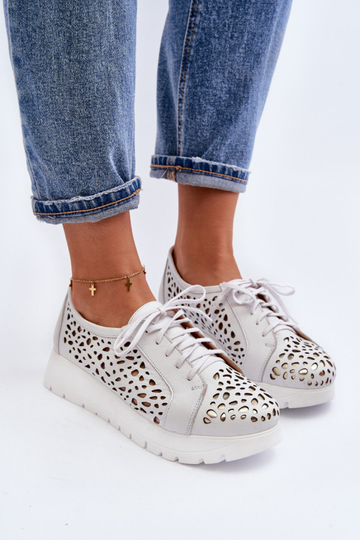 Zapatos con elementos calados en... Zapatos con elementos calados en...