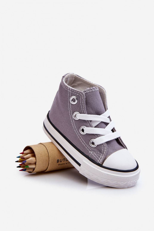 Zapatos infantiles con suela gris...
