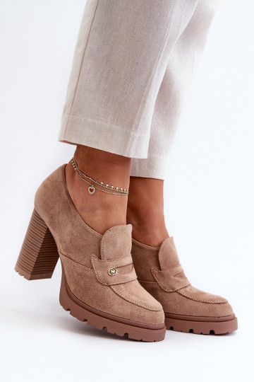 Zapatos confeccionados en ante ecológico con tacón beige Larmaves