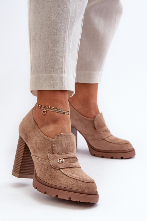 Zapatos confeccionados en ante ecológico con tacón beige Larmaves