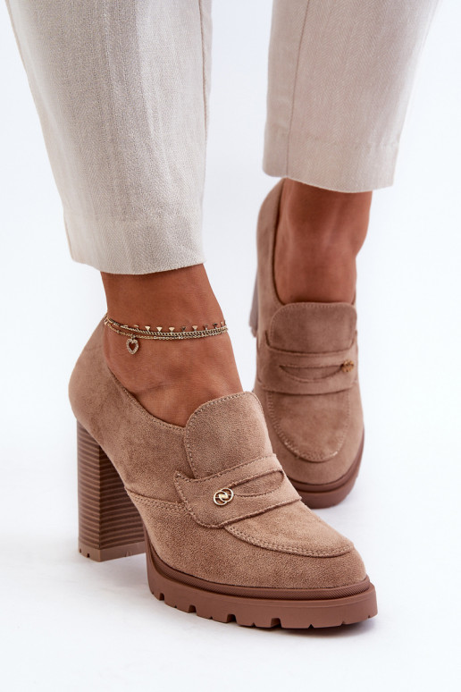 Zapatos confeccionados en ante ecológico con tacón beige Larmaves