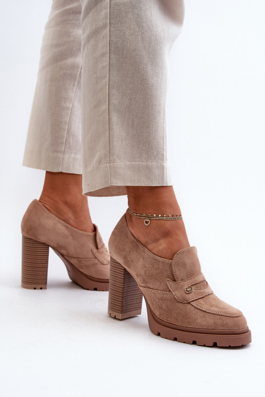 Zapatos confeccionados en ante ecológico con tacón beige Larmaves