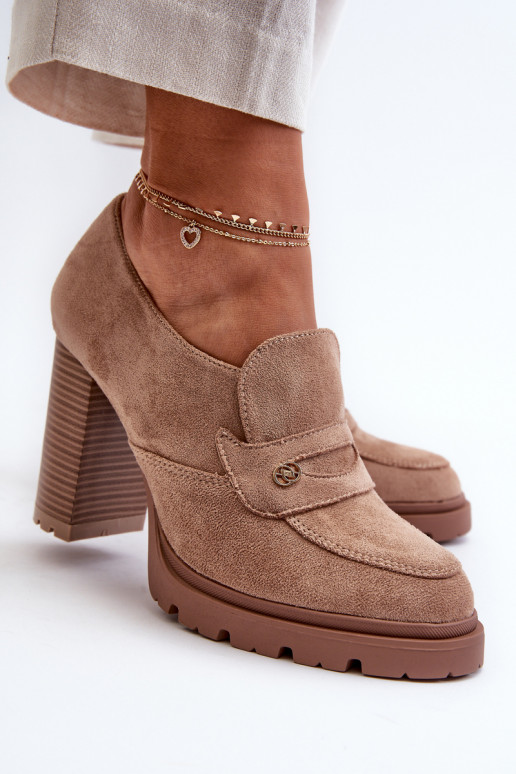 Zapatos confeccionados en ante ecológico con tacón beige Larmaves