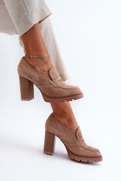Zapatos confeccionados en ante ecológico con tacón beige Larmaves