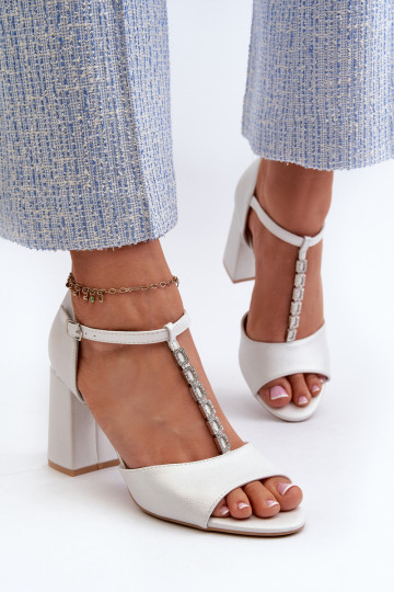 Elegantes tacones altos de ante con ojales brillantes en plata Aniya 2