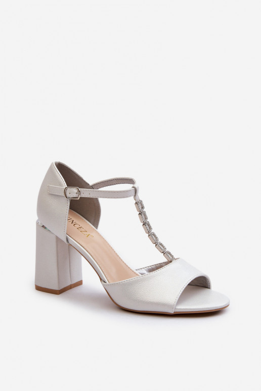 Elegantes tacones altos de ante con ojales brillantes en plata Aniya