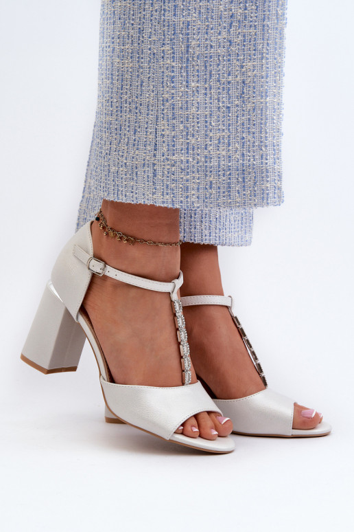 Elegantes tacones altos de ante con ojales brillantes en plata Aniya