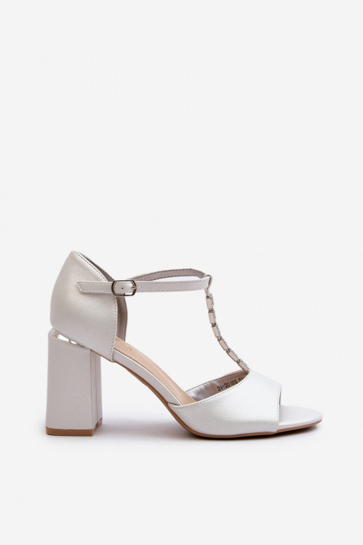Elegantes tacones altos de ante con ojales brillantes en plata Aniya