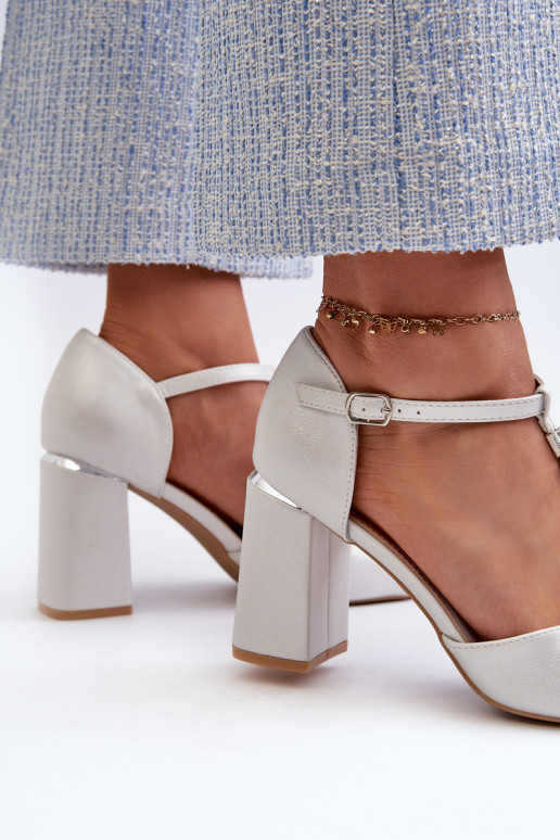 Elegantes tacones altos de ante con ojales brillantes en plata Aniya