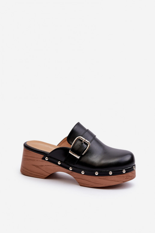 Chanclas con hebillas en color negro...