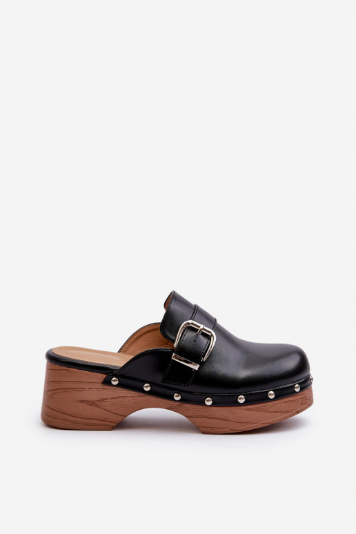 Chanclas con hebillas en color negro...