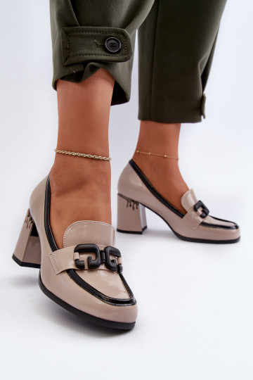 Zapato lacado con tacón en color beige.