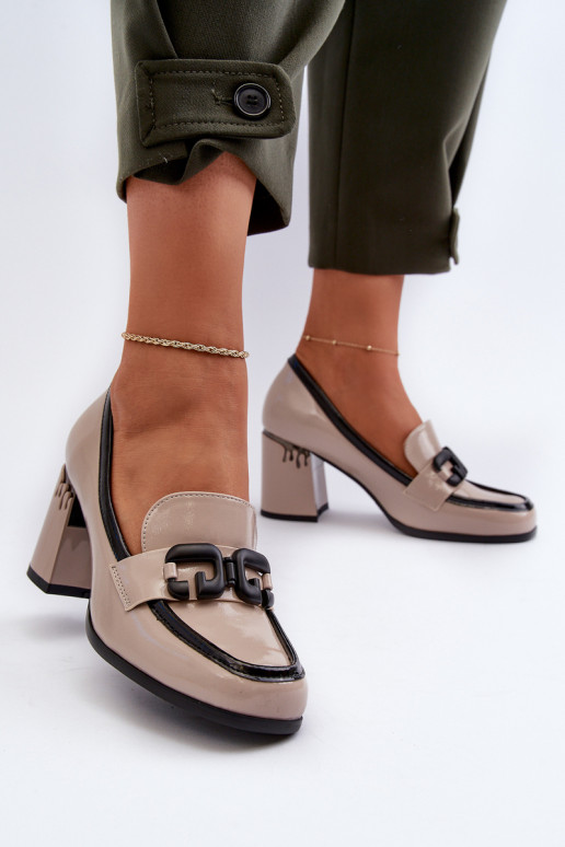 Zapato lacado con tacón en color beige.