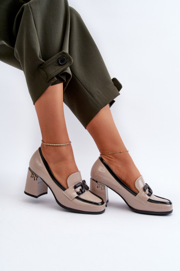 Zapato lacado con tacón en color beige. 2