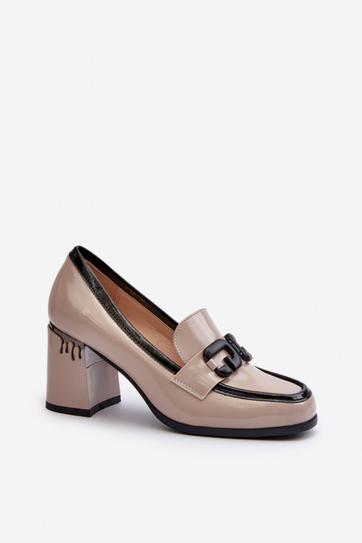 Zapato lacado con tacón en color beige.