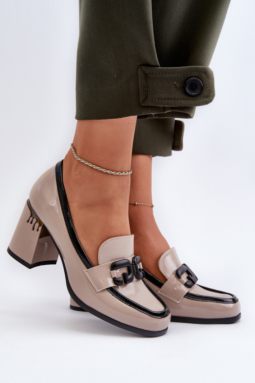 Zapato lacado con tacón en color beige.