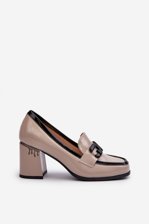 Zapato lacado con tacón en color beige.