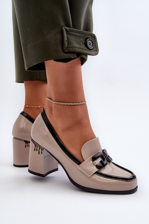 Zapato lacado con tacón en color beige.