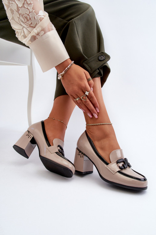 Zapato lacado con tacón en color beige.