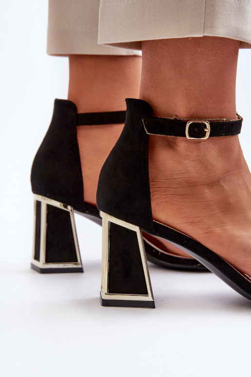 sandalias confeccionadas en ante con tacón en color negro Pholia