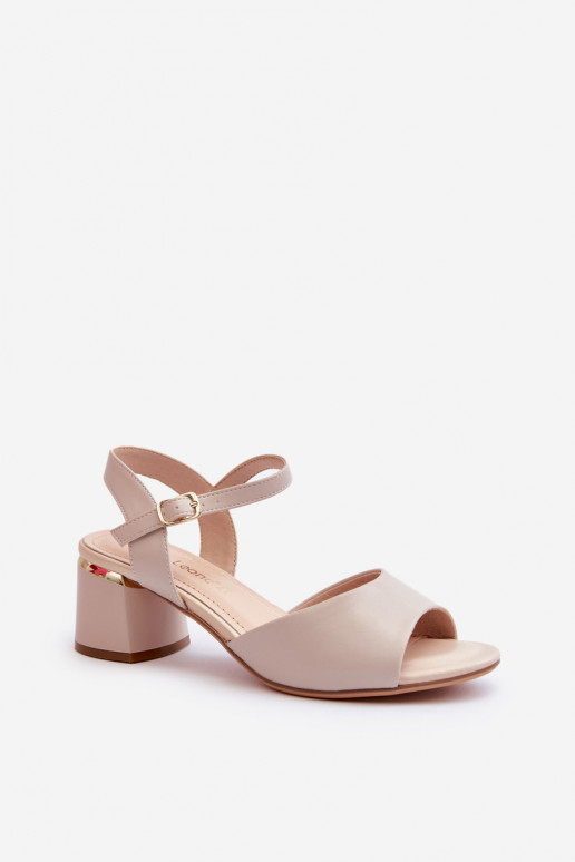 Sandalias de mujer con tacón bajo en... Sandalias de mujer con tacón bajo en...