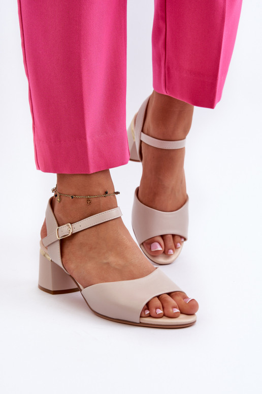 Sandalias de mujer con tacón bajo en... Sandalias de mujer con tacón bajo en...