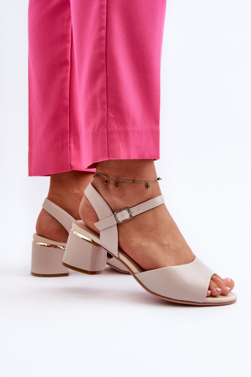 Sandalias de mujer con tacón bajo en... Sandalias de mujer con tacón bajo en...