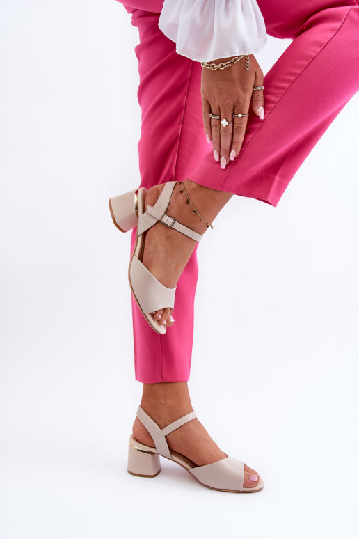 Sandalias de mujer con tacón bajo en... Sandalias de mujer con tacón bajo en...