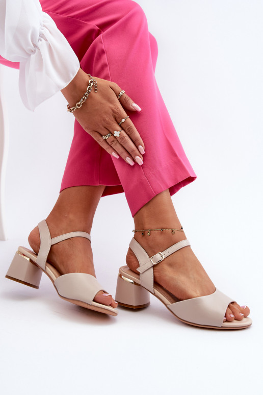 Sandalias de mujer con tacón bajo en... Sandalias de mujer con tacón bajo en...