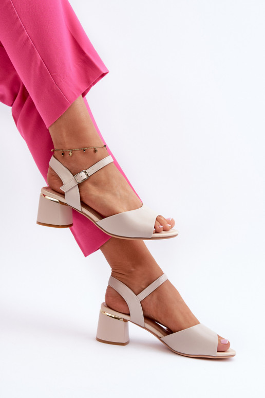 Sandalias de mujer con tacón bajo en... Sandalias de mujer con tacón bajo en...