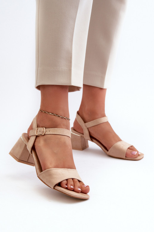 Sandalias de mujer confeccionadas en ante beige.