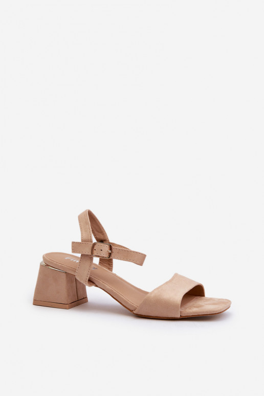 Sandalias de mujer confeccionadas en ante beige.