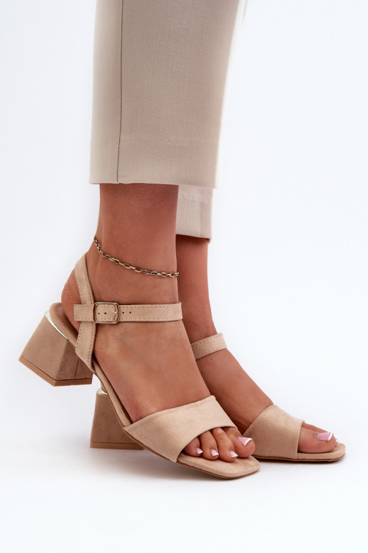 Sandalias de mujer confeccionadas en ante beige.