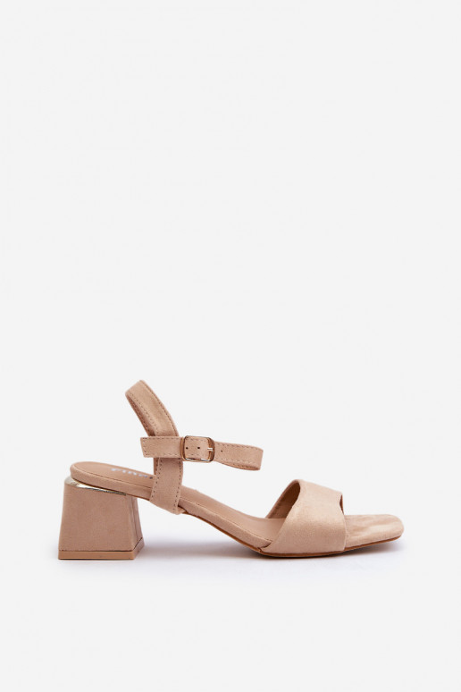 Sandalias de mujer confeccionadas en ante beige.