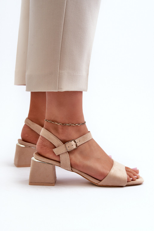 Sandalias de mujer confeccionadas en ante beige.