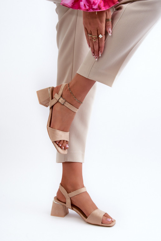 Sandalias de mujer confeccionadas en ante beige.