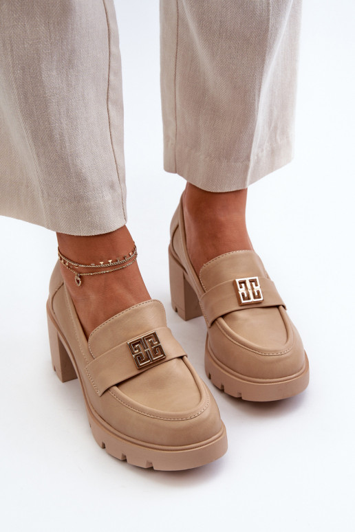 Zapatos tacón ancho con adornos beige... Zapatos tacón ancho con adornos beige...