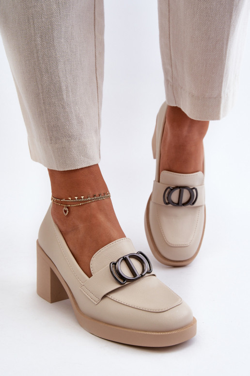 Zapatos de tacón con adornos beige...