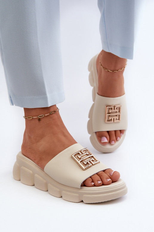 Babuchas Vinceza de piel beige con detalles dorados